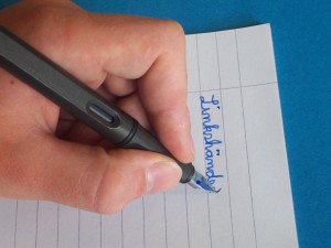 Unverkrampfte Stifthaltung bei Linkshändern